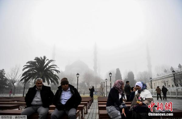 土耳其伊斯坦布尔浓雾弥漫宛若仙境