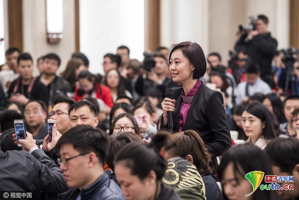 2017两会新闻发布会上美女记者抢镜