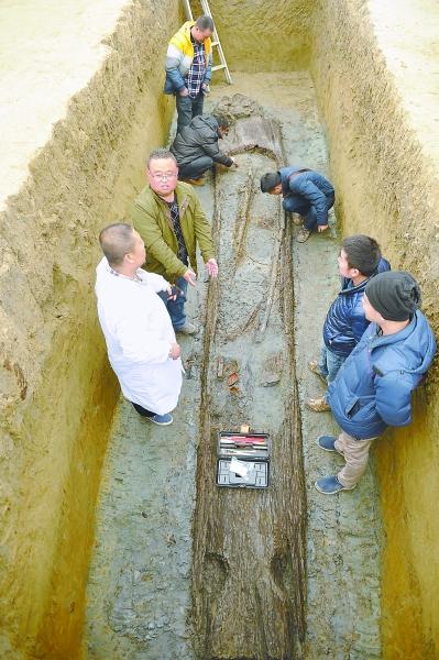 成都惊现春秋战国大型船棺墓群