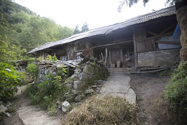 毕节大方贫困户挪穷窝从大山深处搬到幸福新居