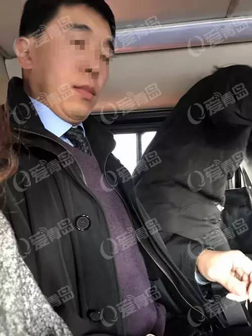 青岛一女子公交上被猥琐男戳胸录下证据直接甩耳光