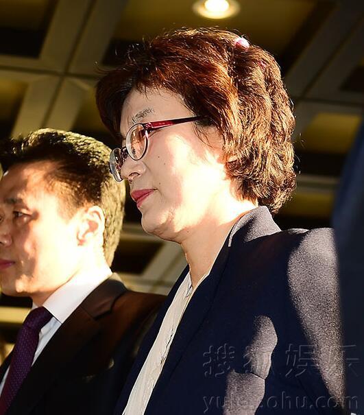 朴槿惠弹劾案宣布结果 法官紧张到忘了摘卷发棒