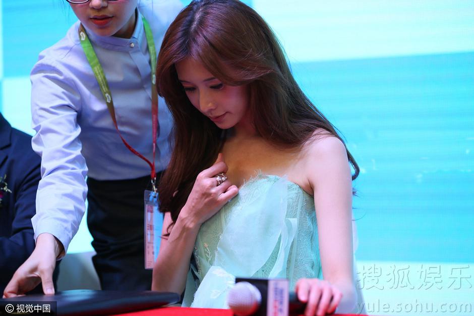 >> 正文 原标题:林志玲透视裙捞金露乳沟 机智探手捂胸防走光 责任