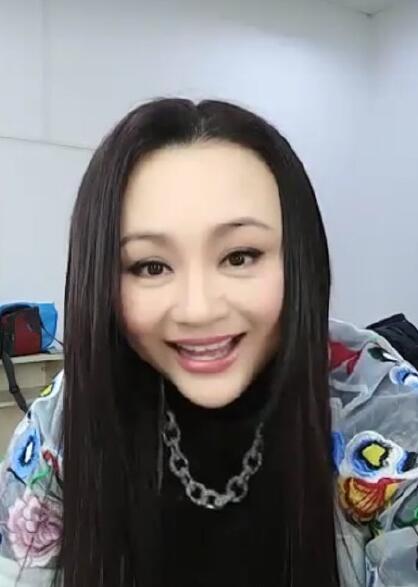 曹颖玩直播被疑变脸微博回应老了开始减肥