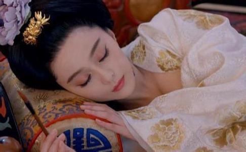 范冰冰晒睡美人照 配文"多喝热水"是什么鬼!__中国青年网