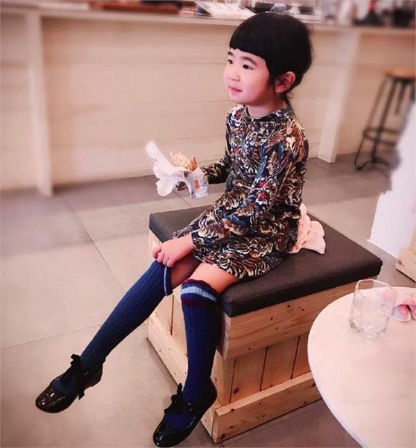 3年不见曹格女儿grace7岁了身材越来越修长眉毛仍是亮点