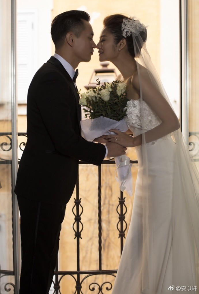 >> 正文  安以轩今天下午在微博公布婚讯,已经和秘密相恋两年多的富商
