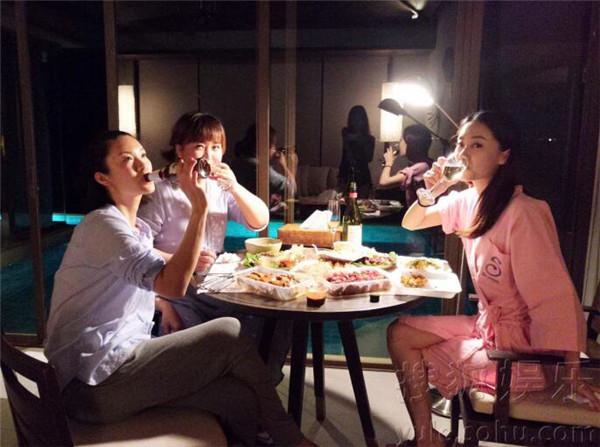 贾玲晒和美女闺蜜度假照喝酒游泳晒太阳玩得嗨