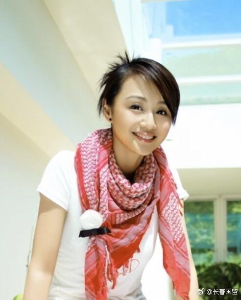 曹颖旧照曝光长发飘飘青春洋溢 网友:满脸胶原蛋白