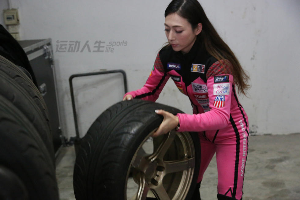 日本混血美女赛车手 玩漂移靠颜值惊艳赛场