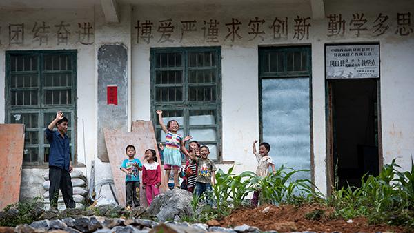 广西凤山县9所希望小学竣工学生与老师告别危房