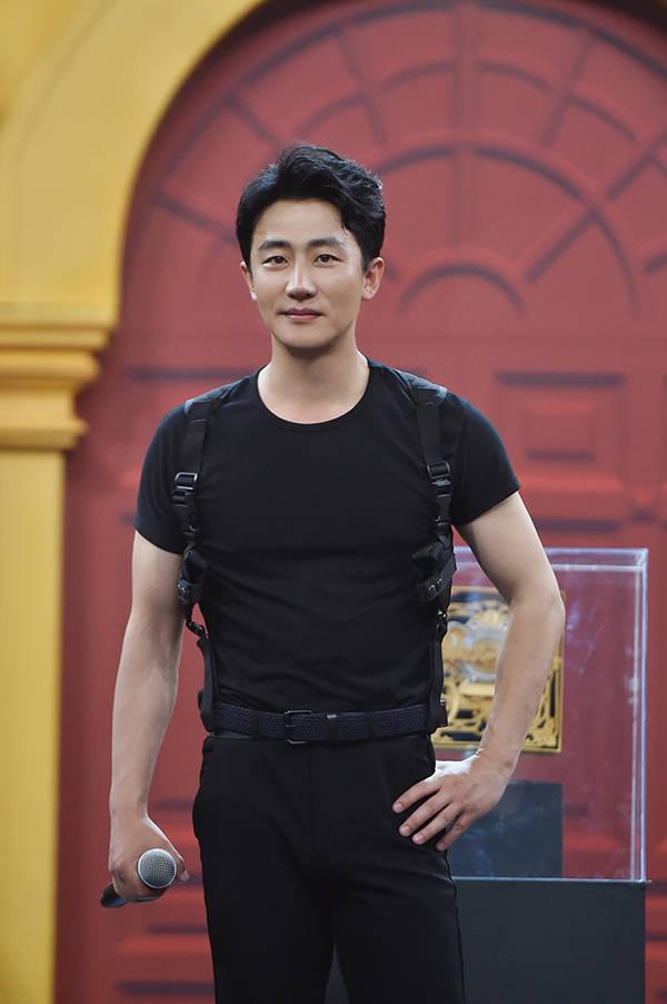 王牌特工专场六旬张丰毅展示倒立俯卧撑