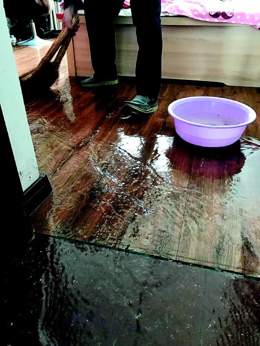 家中三次漏水红木家具被泡