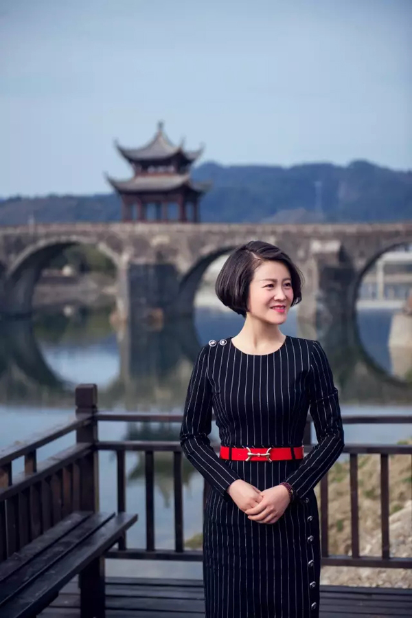 女镇长拍写真走红:用"颜值"为当地古镇旅游代言
