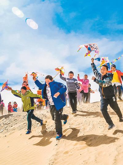 选手在老师和家长的带领下,来到敦煌著名的鸣沙山下进行了放风筝比赛