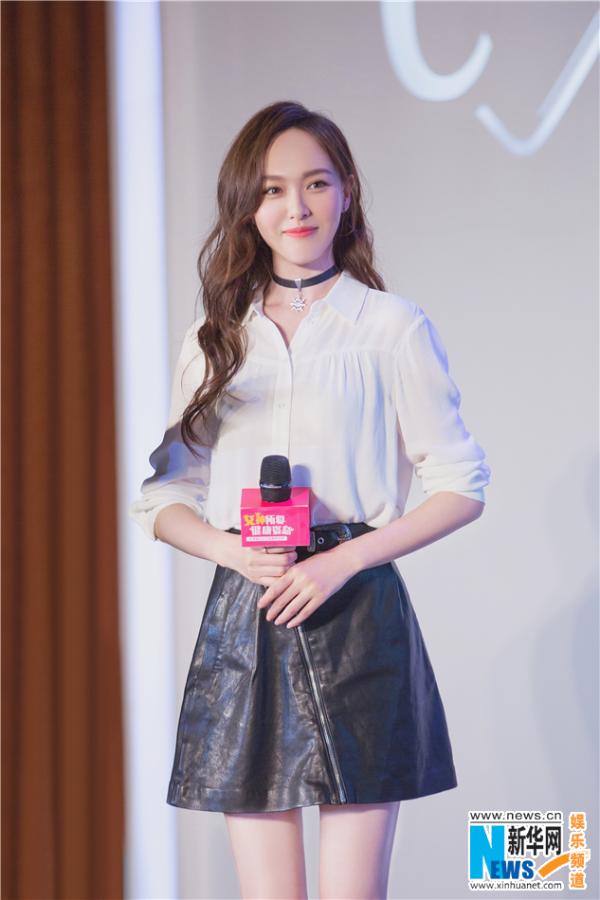 唐嫣亮相代言笑容暖甜 自曝吃甜品减压