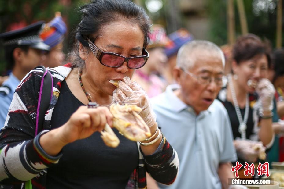 游客三亚比赛吃鸡 如何3分钟吃完1只鸡(图)