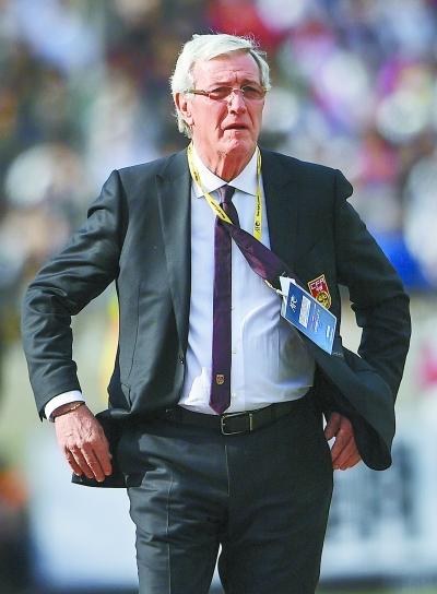 图为在国足与伊朗队的比赛中站在场边指挥的里皮.供图/视觉中国