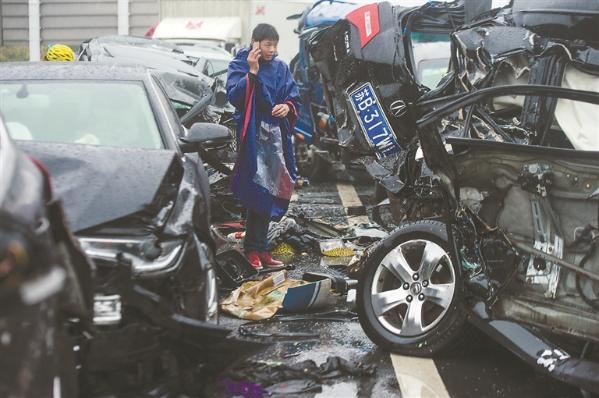 滬蓉高速常州段發生連環車禍組照