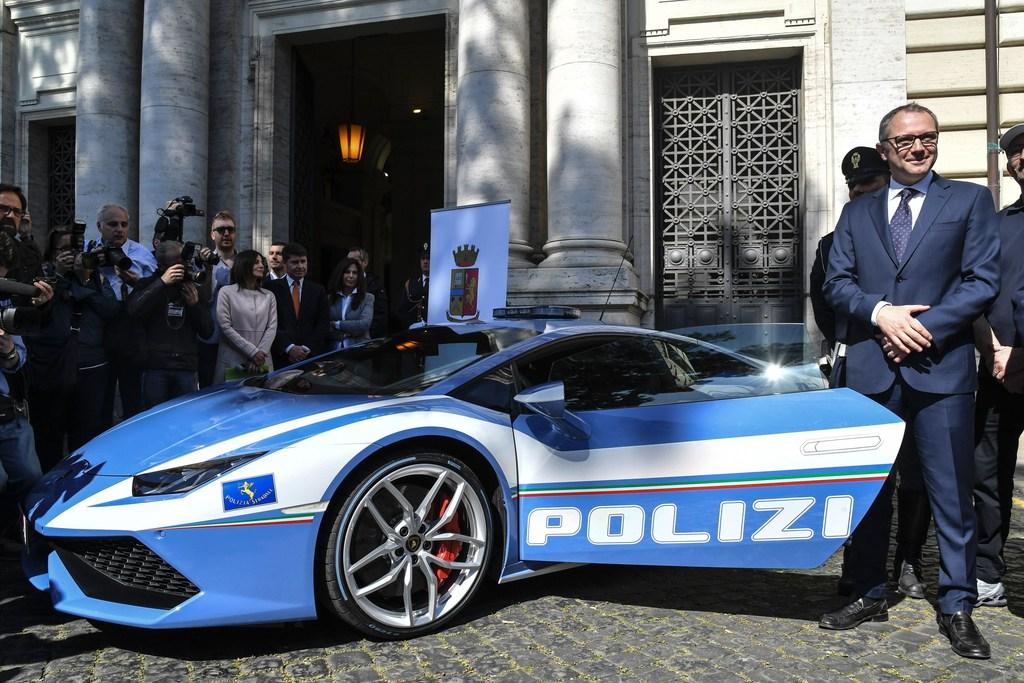 真土豪意大利警察获赠新款兰博基尼警车