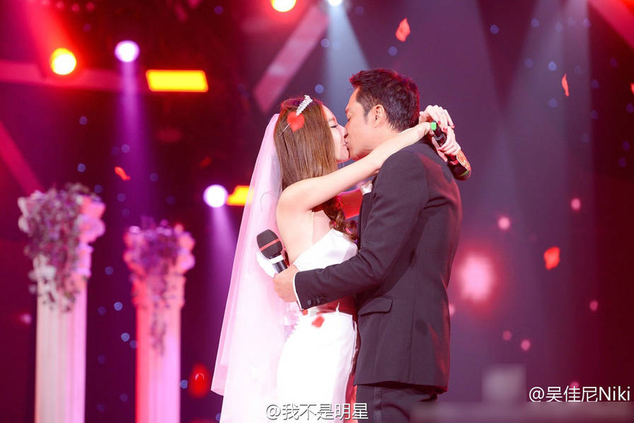 55岁马景涛宣布与小21岁娇妻离婚昔日恩爱照回顾