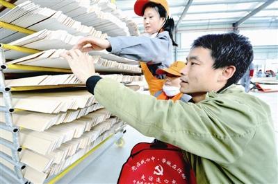 活跃在车间里的 提包干部