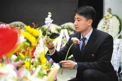 葬礼主持人:在自己设计的环节中"泣不成声"