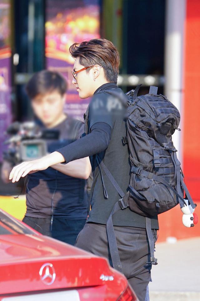 吴亦凡裤子松垮,网友:想把裤子提上去