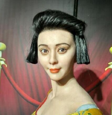 范冰冰直播称看完山寨蜡像想死章子怡暴怒却被呛卸妆就这样