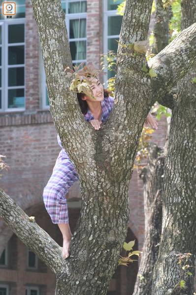 女星拍戏被倒吊在树上 竟然露出这个