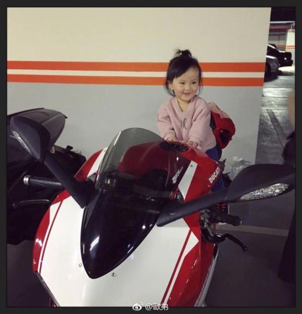 小女孩骑摩托车表情包图片