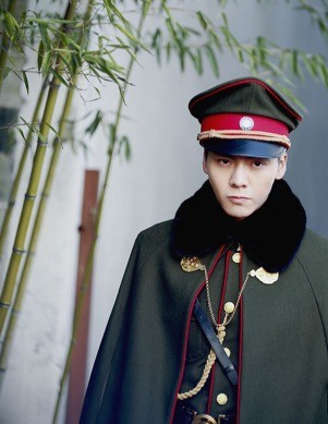 陈伟霆玩制服诱惑平头军装帅气hold住粉丝心