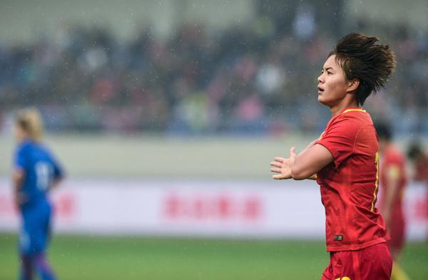 4月6日,中国队球员王霜(右)在进球后庆贺. 摄影:新华社记者 杨磊