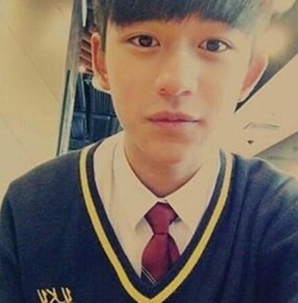 18岁sm中国练习生起底曾同时被两女吻