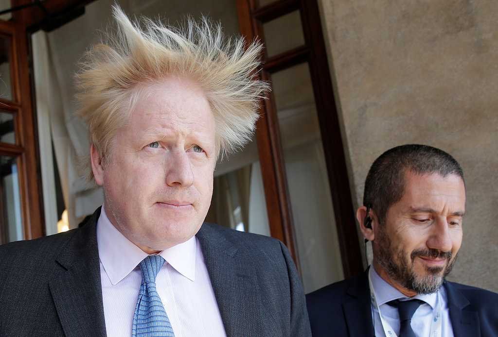 英国外交大臣出席会议 头发吹乱再现古怪造型