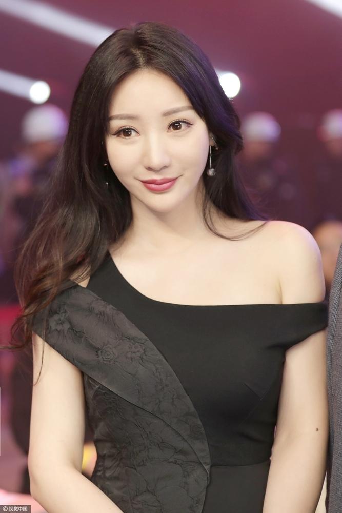 柳岩为搏击赛颁奖好身材遭选手偷瞄