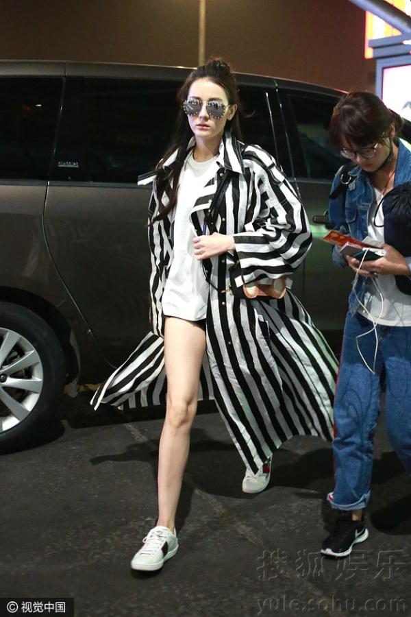 迪丽热巴"病号服"现身秀美腿 走路生风气场足