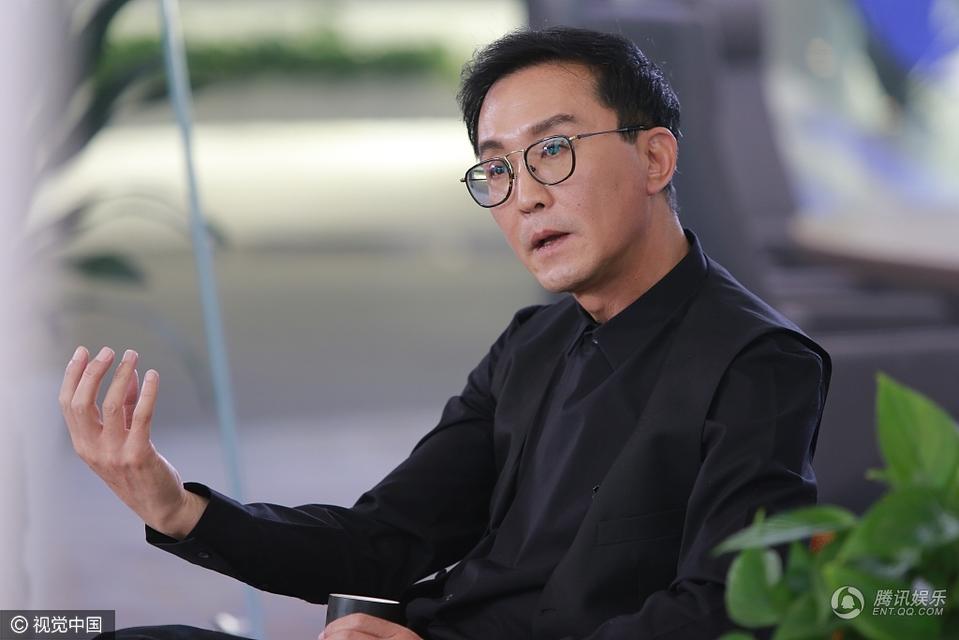 新表情包已上线!"达康书记"吴刚受访频卖萌__中国青年网