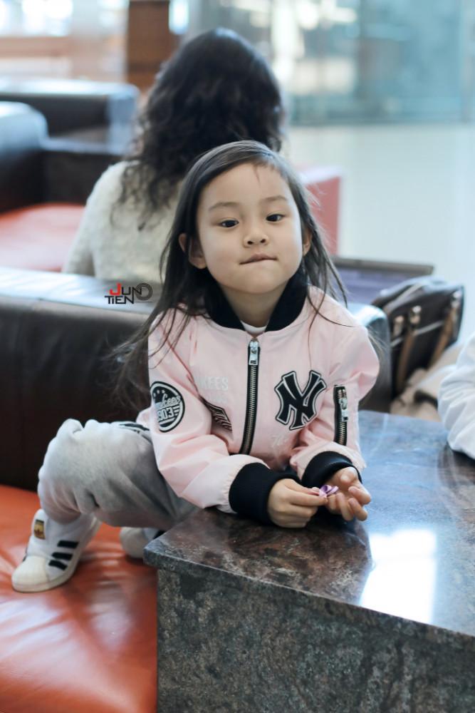 上一秒像爸下一秒像妈,甜馨的颜值也是没sei了