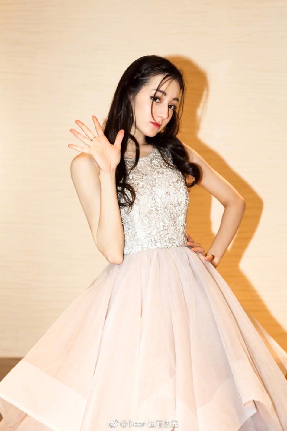 迪丽热巴白色长裙秀手臂肌肉比v卖萌超可爱