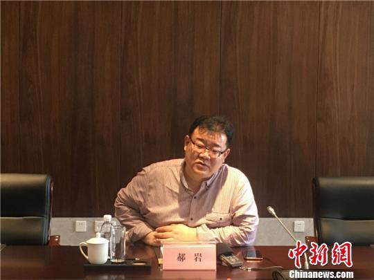 图为《王大花的革命生涯》编剧郝岩接受采访 李佳赟 摄