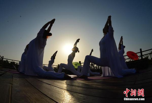 瑜伽爱好者安徽景区秀瑜伽__中国青年网