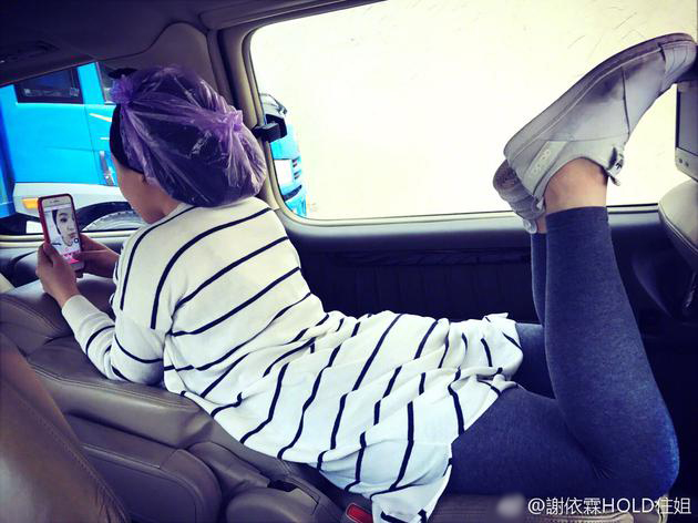 谢依霖戴浴帽傲娇翘双脚 网友:好像大海狮