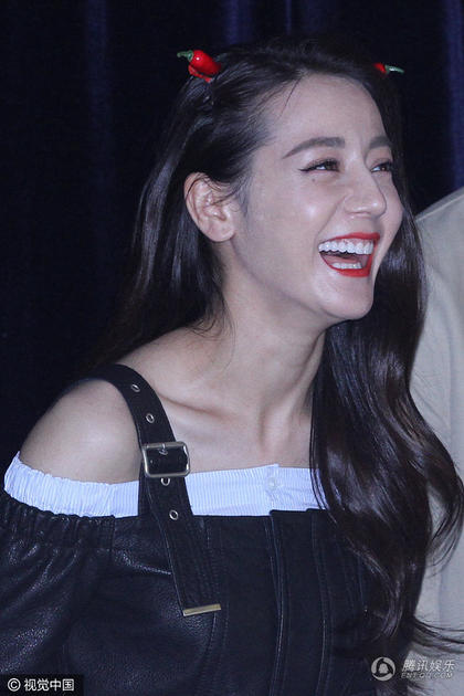 真美女热巴笑成这样颜值竟然没有崩坏