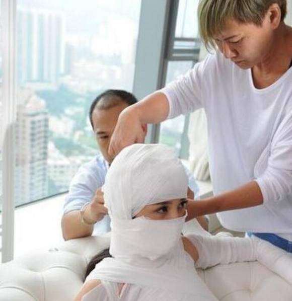 化妆师给杨幂缠纱布.