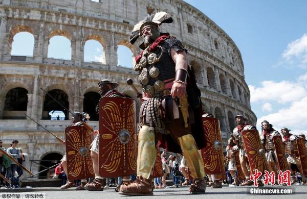 意大利罗马迎2770岁生日古罗马士兵穿越街头