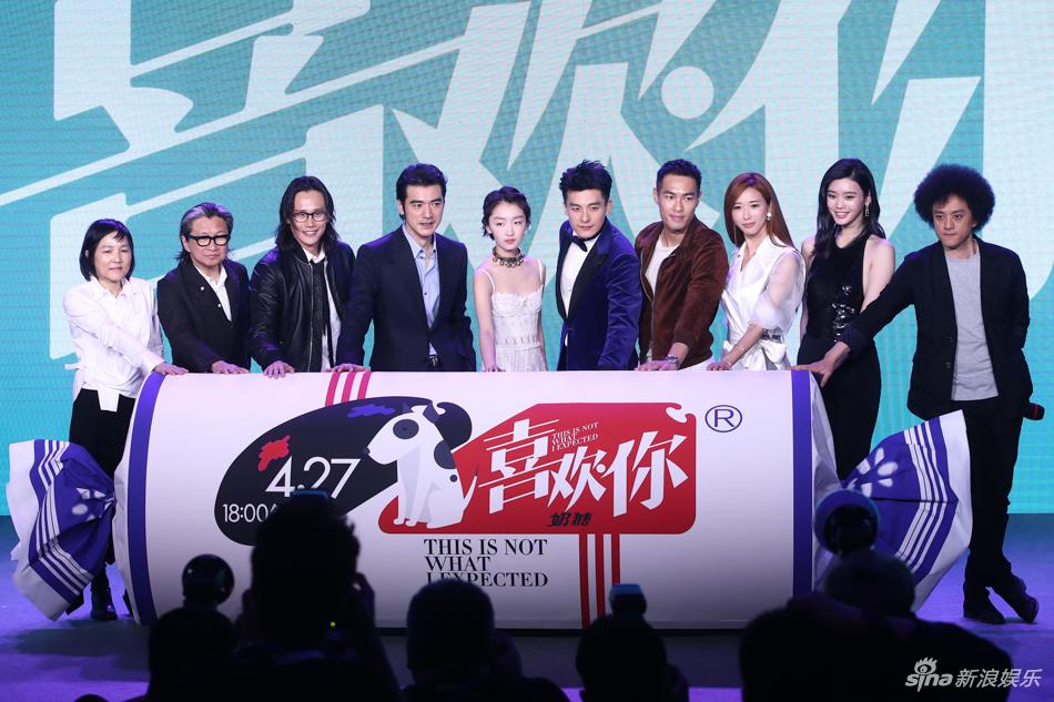 林志玲优雅性感秀美腿与周冬雨同台比美