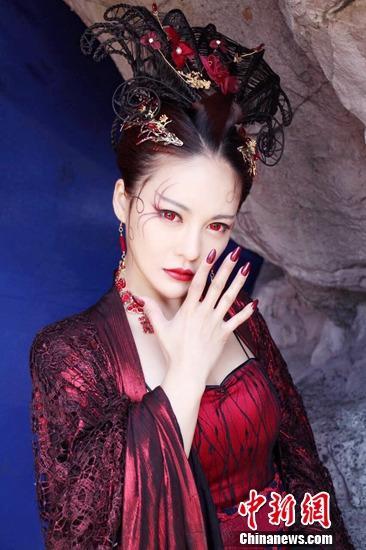 樊蕊蜘蛛精扮相妖媚拍摄期间险些跌入悬崖