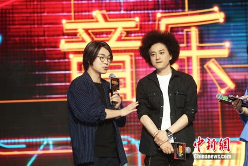 "缝纫机乐队"出道:娜扎苦练贝斯 大鹏当经纪人