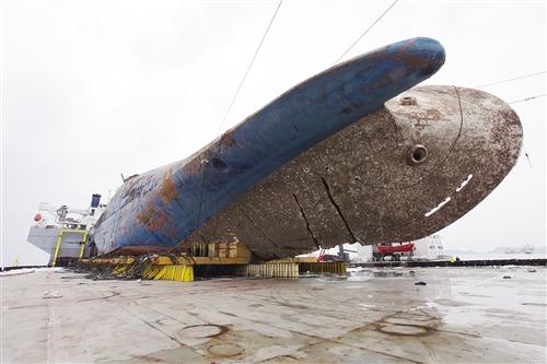 被打捞上岸的"世越"号